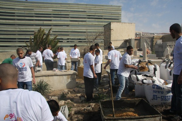 مشاريع خيرية متنوعة قام بها طلاب أجيال الثانوية في يوم الأعمال الطيبة